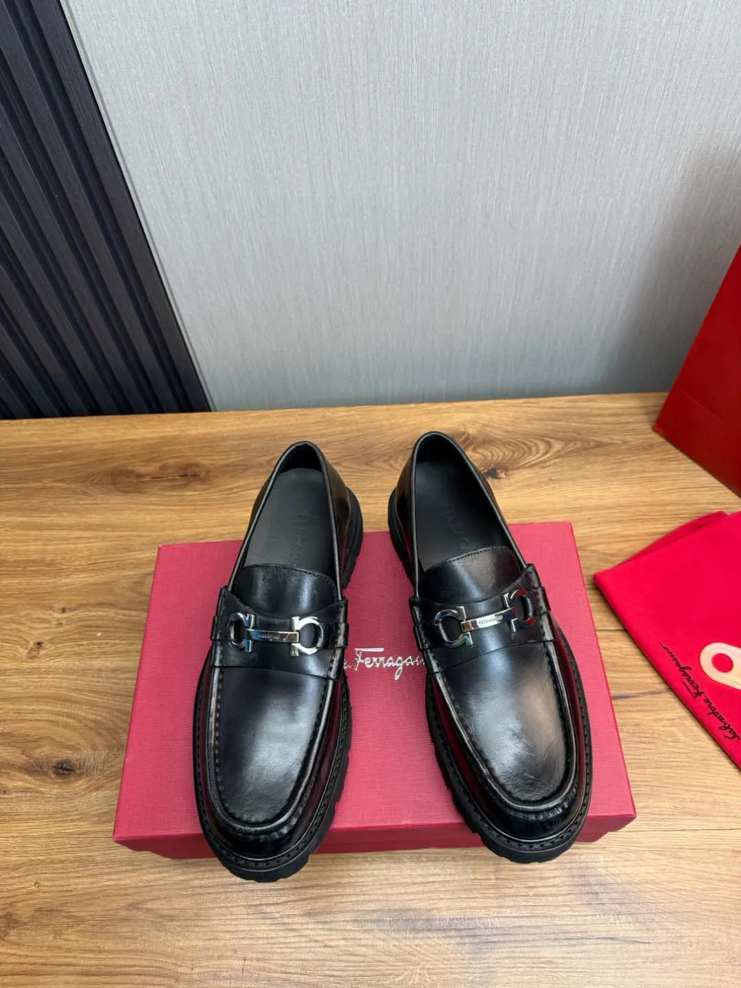 Men's shoes 💰880💰 Ferragamo. [Ferragamo] men's thick-soled loafers, the latest hot style, 1:1 original purchase quality, top quality, imported open-edge beaded cowhide leather on the upper, hand-made three-dimensional stitching highlights the round toe design, the inner foot pads are all imported cowhide, with original lightweight foam outsole, matching code 39-44, (38, 45 custom-made, non-refundable)